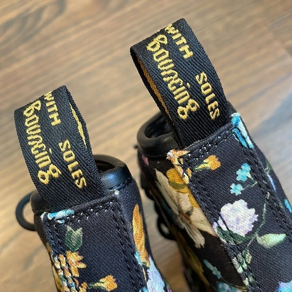 Dr Martens Newtons DF in Black Darcy Floral Print Women 6 - Picture 10 of 13